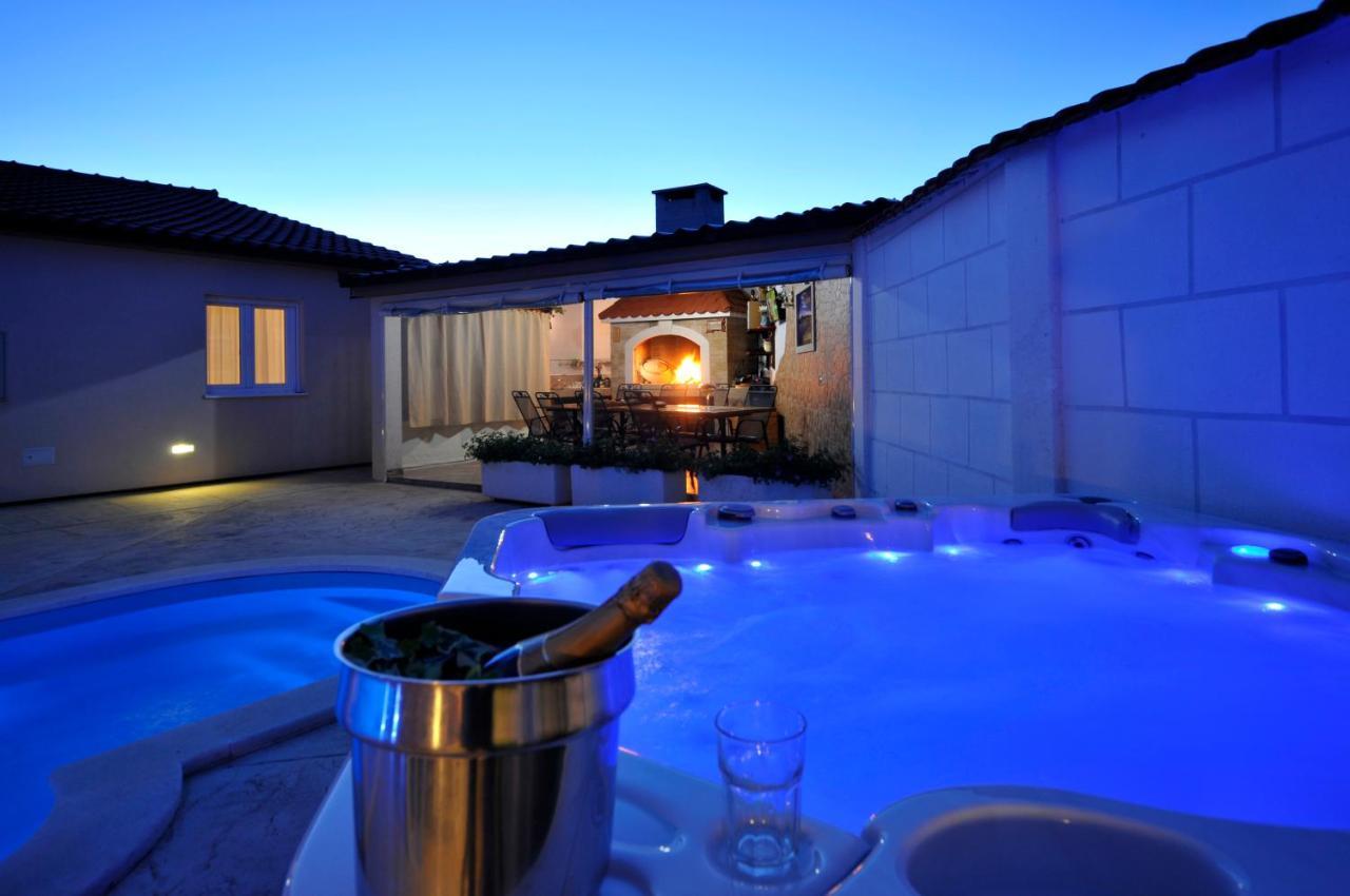Beautiful Holiday Home "Villa Luka" Kaštel Štafilić 外观 照片